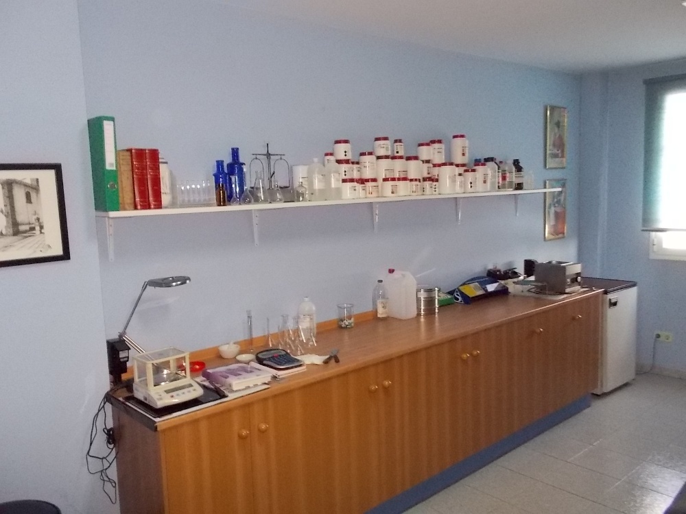 Laboratorio con estante y equipo