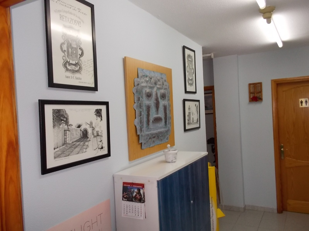 Pared con cuadros y decoraciones