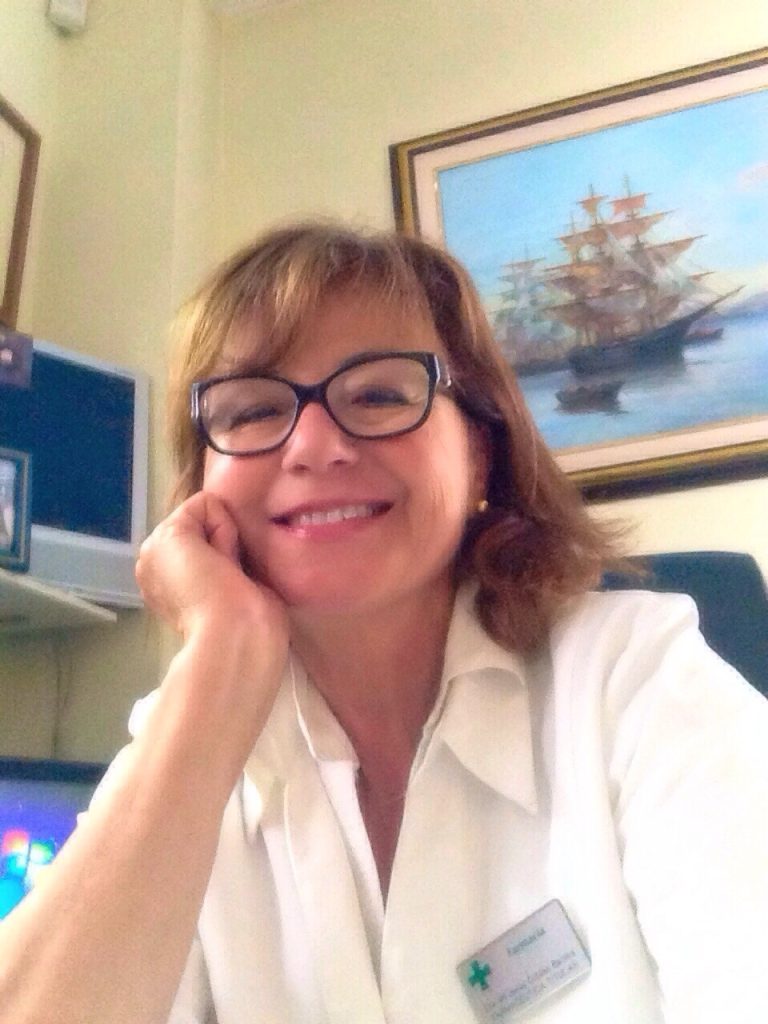 Mujer sonriente en oficina