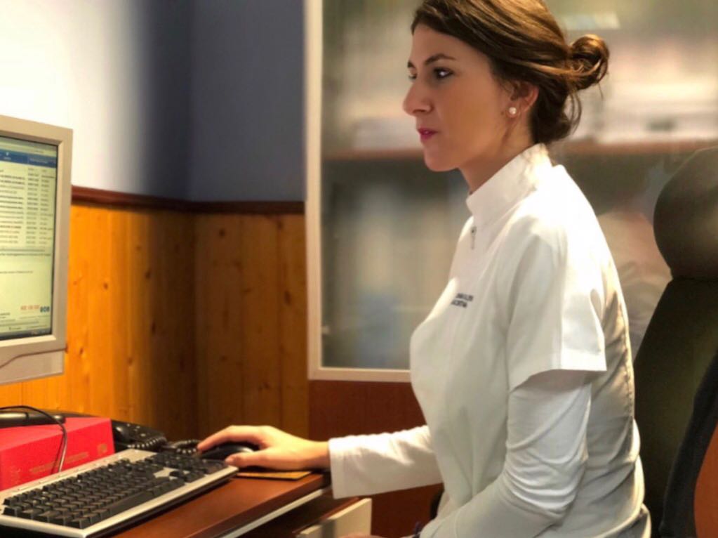 Mujer trabajando en computadora